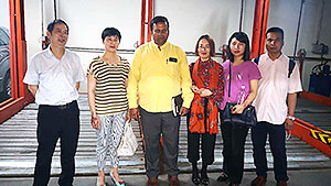 跟國(guó)際友人一起參觀車(chē)庫(kù)現(xiàn)場(chǎng)