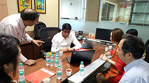 和國(guó)際友人談合作